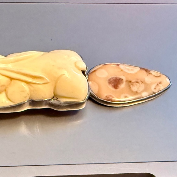 Amy Kahn Russell gorgeous carved rabbit and pink easter agate pendant pin HUGE - Picture 4 of 16